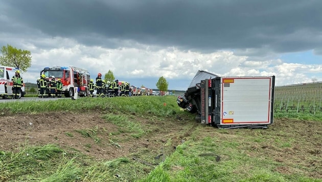 Nach dem fatalen Zusammenstoß landete der Lastwagen mit ungarischem Kennzeichen in der Wiese. Der Fahrer wurde sofort ins Krankenhaus gebracht. (Bild: FF Jois)