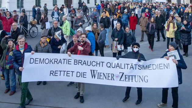 Am Dienstag fand in der Bundeshauptstadt eine Demonstration gegen das geplante Aus der „Wiener Zeitung“ statt. (Bild: APA/GEORG HOCHMUTH)