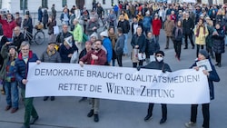Am Dienstag fand in der Bundeshauptstadt eine Demonstration gegen das geplante Aus der „Wiener Zeitung“ statt. (Bild: APA/GEORG HOCHMUTH)