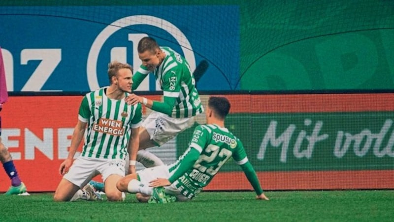 VIENNA,AUSTRIA,16.APR.23 - SOCCER - ADMIRAL Bundesliga, championship group, SK Rapid Wien vs FK Austria Wien. Image shows the rejoicing of Marco Gruell, Aleksa Pejic and Jonas Auer (Rapid). Photo: GEPA pictures/ Philipp Brem (Bild: GEPA pictures)