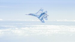 Auf dem russischen Militärflugzeug Suchoi Su-27 ist das Propagandazeichen „Z“ zu erkennen. (Bild: Twitter/@Team_Luftwaffe)