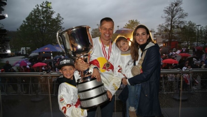 Salzburg Adé: Matt McIlvane mit seiner Frau Megan und den Kids Mason, Mila. (Bild: Tröster Andreas)