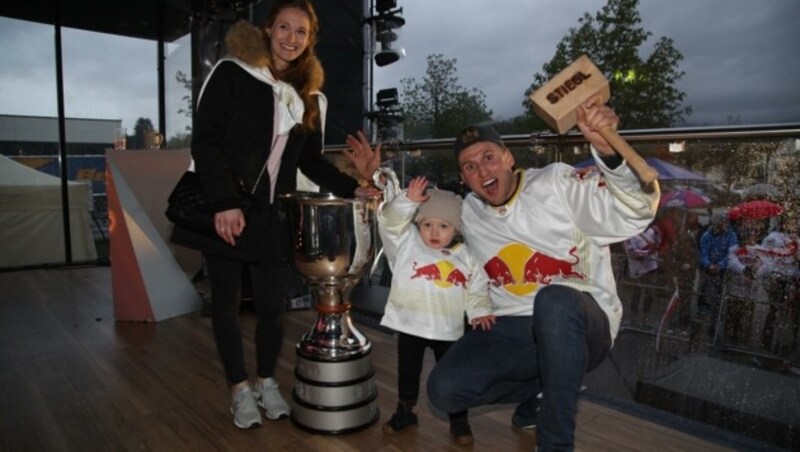 Packte in seiner perfekten Saison auch den Torhammer aus: Mario Huber mit Klein-Fabio und seiner Katharina. (Bild: Tröster Andreas)