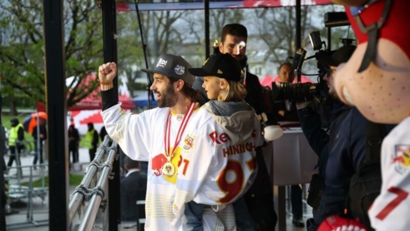 Dominique Heinrich (mit seinem Sohn Finn), der als Salzburgs Play-off-Dino bereis Titel Nummer sechs zelebriert. (Bild: Tröster Andreas)