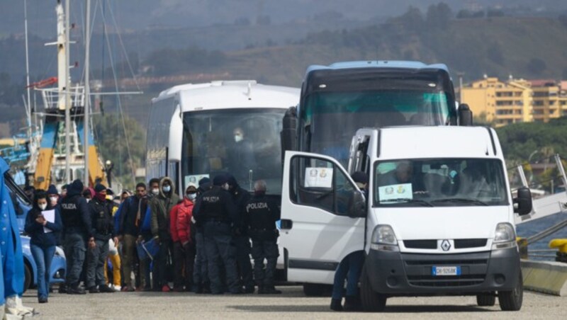 Der italienische Innenminister Matteo Piantedosi reiste am Dienstagnachmittag nach Lampedusa, um die Reise der Migranten nach Sizilien zu koordinieren. (Bild: AP)