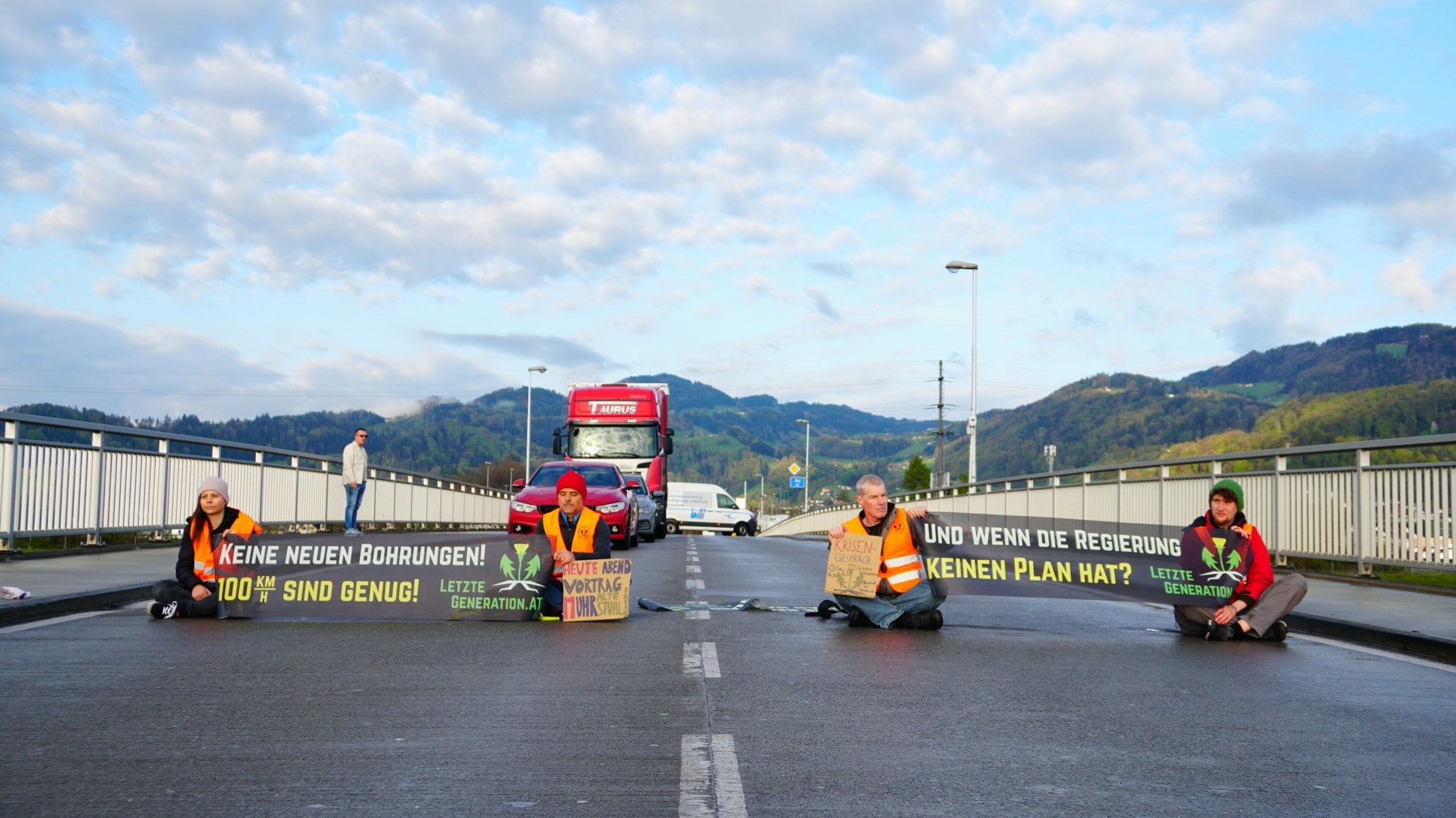 Verbindung Stillgelegt - Klimakleber Blockierten Grenzbrücke Zur ...