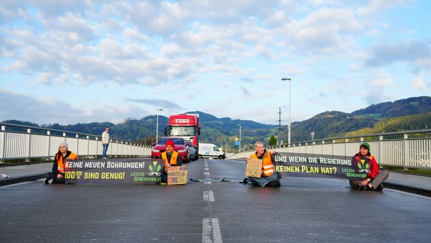 Der internationale Schwerverkehr zwischen Vorarlberg und der Eidgenossenschaft wurde zum Erliegen gebracht. (Bild: Letzte Generation AT)