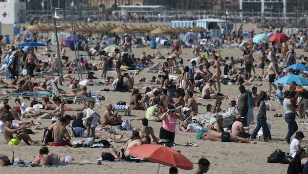 Aktuelles Bild vom Strand von Malavarrosa in Valencia. Das von der Dürre geplagte Spanien bereitet sich auf eine frühe Hitzewelle in dieser Woche vor, mit Temperaturen von bis zu 40 Grad Celsius an einigen Orten, ein weiteres Zeichen des Klimawandels. (Bild: AFP)