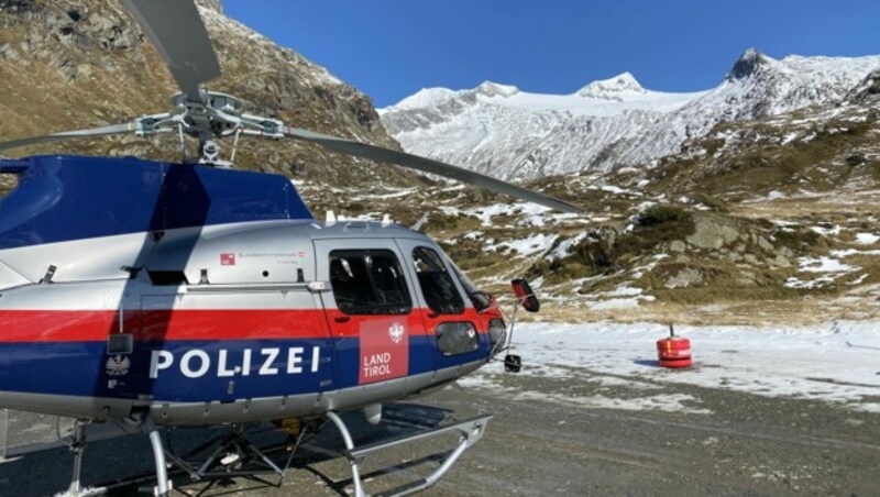 Der Polizeihubschrauber Libelle Tirol suchte mit der RECCO-Boje nach dem vermissten Kroaten. (Bild: Lorbeg)