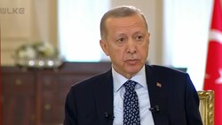 Der türkische Präsident Recep Tayyip Erdogan musste ein Live-Interview unterbrechen. Der Vorfall löste Besorgnis bei seinen Anhängern aus. (Bild: Screenshot/ÜLKE TV)