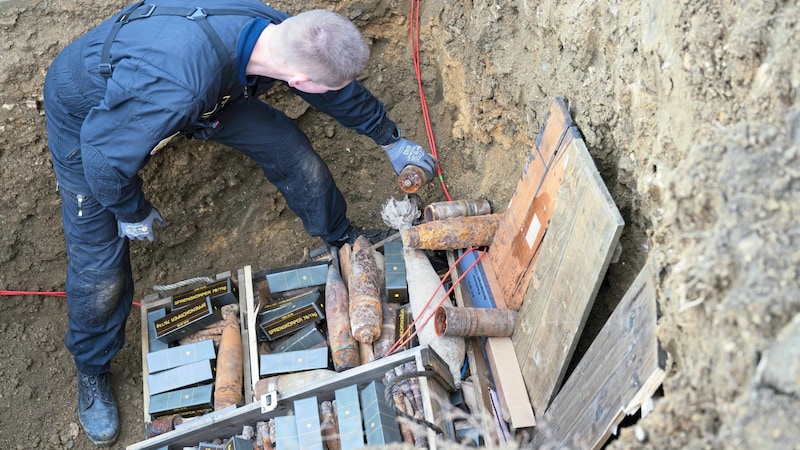 Where possible, the relics are removed and blown up or disposed of in a controlled manner. (Bild: BMLV/Laura HEINSCHINK)