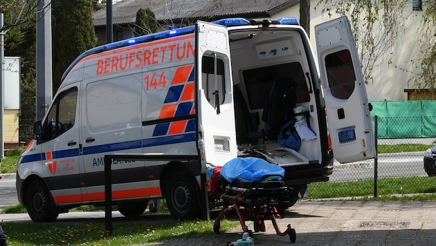 Nicht bei jedem eingehenden Notruf bei der Rettung handelt es sich tatsächlich um einen Notfall. Die Wiener Berufsrettung postete jetzt ein „Horrorvideo“ dazu. (Bild: P. Huber)
