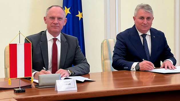 Die Innenminister von Österreich und Rumänien unterzeichneten einen Aktionsplan zum gemeinsamen Kampf gegen die illegale Migration. Die rot-weiß-rote Schengen-Blockade bleibt aber aufrecht. (Bild: APA/BMI)
