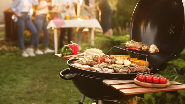 By law, barbecuing is generally permitted on balconies, terraces, in gardens or courtyards. However, there are certain restrictions and rules that you should observe. (Bild: stock.adobe.com - Olga Yastremska, New Africa, Africa Studio)