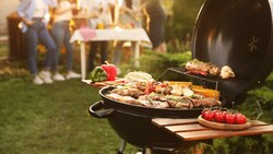 Gesetzlich ist Grillen zwar auf Balkon, Terrasse, im Garten oder im Innenhof grundsätzlich erlaubt. Doch es gibt gewisse Einschränkungen und Regeln, die man beachten sollte. (Bild: stock.adobe.com - Olga Yastremska, New Africa, Africa Studio)