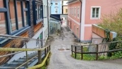 In dieser steilen Gasse kam die kleine Viktoria zu Sturz und erlitt dabei so schwere Verletzungen, dass sie ins Spital musste. (Bild: Kerschbaummayr Werner)