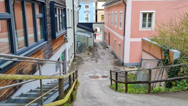 In dieser steilen Gasse kam die kleine Viktoria zu Sturz und erlitt dabei so schwere Verletzungen, dass sie ins Spital musste. (Bild: Kerschbaummayr Werner)