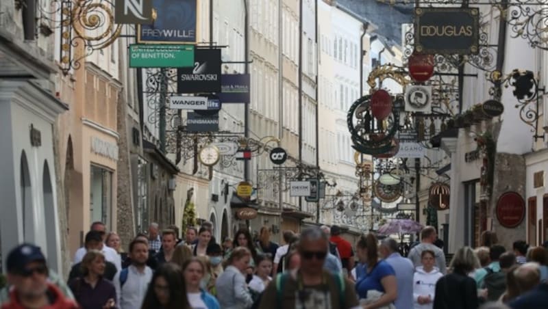 Die Gäste sind endgültig zurück in der Getreidegasse (Bild: Tröster Andreas)