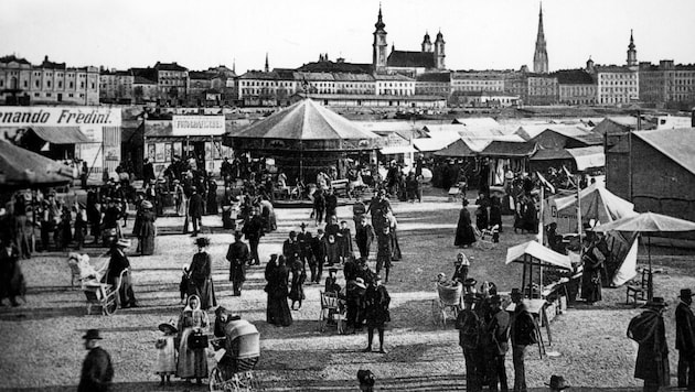 Ein Schnappschuss des regen Jahrmarkt-Treibens aus dem Jahr 1910. (Bild: Archiv der Stadt Linz)