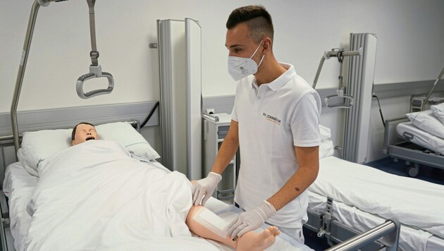 Students at the FH Joanneum learn hands-on in so-called skills and simulation labs. (Bild: Sepp Pail)