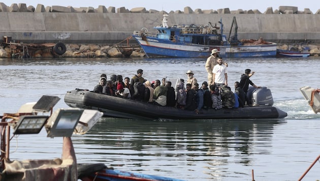 Vor der Küste Libyens sind mindestens 55 Menschen ertrunken. Das Bild zeigt Migranten, die von der Küstenwache gerettet werden konnte. (Bild: AFP/Mahmud Turkia)