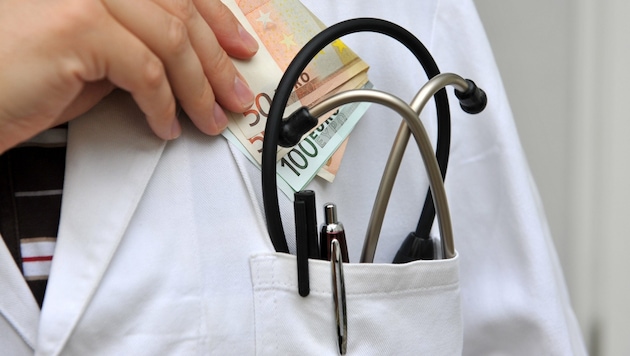 General practitioners, paediatricians, orthopaedists, internists, radiologists and more - a study shows how rich doctors are. (Bild: dpa/Tobias Hase)