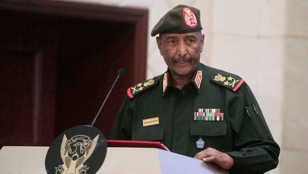 Der Armeechef, General Abdel Fattah al-Burhan, hat einem Vorschlag der regionalen afrikanischen Organisation IGAD zugestimmt, den Waffenstillstand um 72 Stunden zu verlängern und einen Armeevertreter zu Verhandlungen in die Hauptstadt zu entsenden. (Bild: AP)