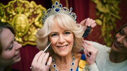 Die Londoner Touristenattraktion Madame Tussauds hat eine neue Wachsfigur der britischen Königsgemahlin Camilla in ihre Ausstellung aufgenommen. (Bild: AP)