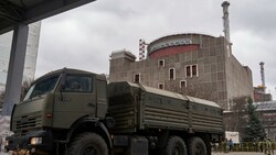 A Russian military truck is seen on the grounds of the Russian-controlled Zaporizhzhia nuclear power plant in southern Ukraine on March 29, 2023. (Photo by Andrey BORODULIN / AFP) (Bild: APA/AFP/Andrey BORODULIN)