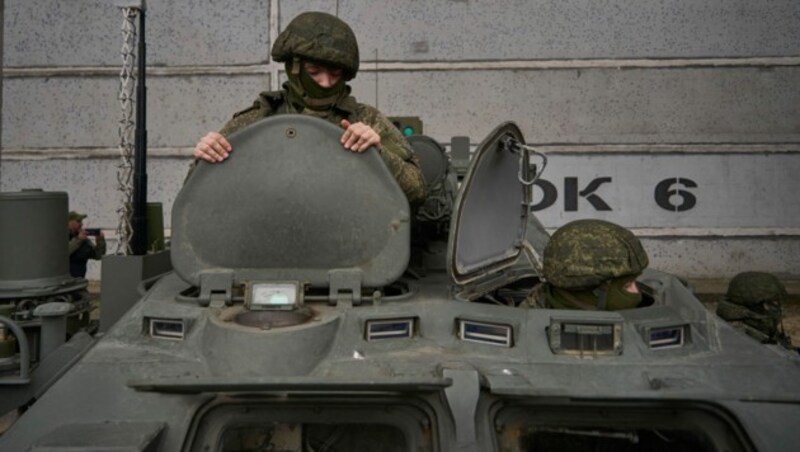 Russische Soldaten in einem Militärfahrzeug vor Reaktorblock 6 während des Besuchs der IAEA-Delegation Ende März (Bild: APA/AFP/Andrey BORODULIN)