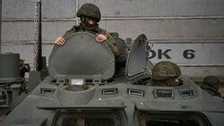 Wehrpflichtige Ukrainer, die sich im Ausland befinden, sollen nun in Rekrutierungszentren „eingeladen“ werden.  (Bild: APA/AFP/Andrey BORODULIN)