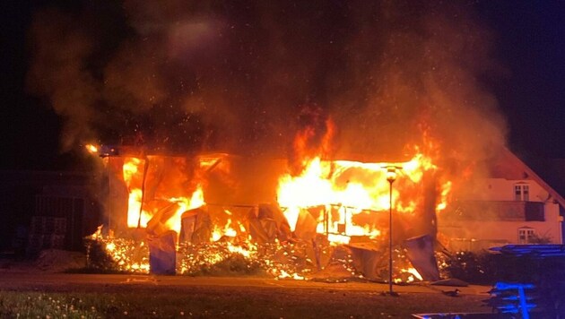 Fünf Feuerwehren der Umgebung mussten es Mittwochabend im Bezirk Deutschlandsberg mit den Flammen aufnehmen! (Bild: Feuerwehr Schamberg)