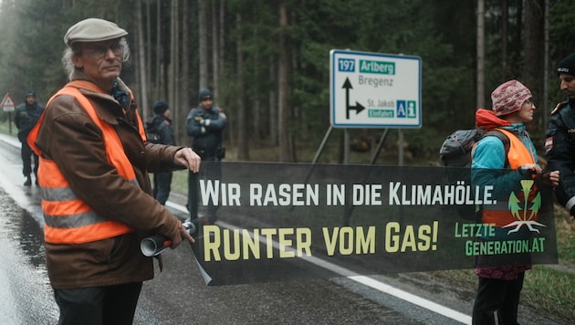 Auf der vielbefahrenen Arlbergstraße demonstierten die Aktivisten am Donnerstagmorgen. (Bild: Letzte Generation Österreich)