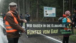 Auf der vielbefahrenen Arlbergstraße demonstierten die Aktivisten am Donnerstagmorgen. (Bild: Letzte Generation Österreich)