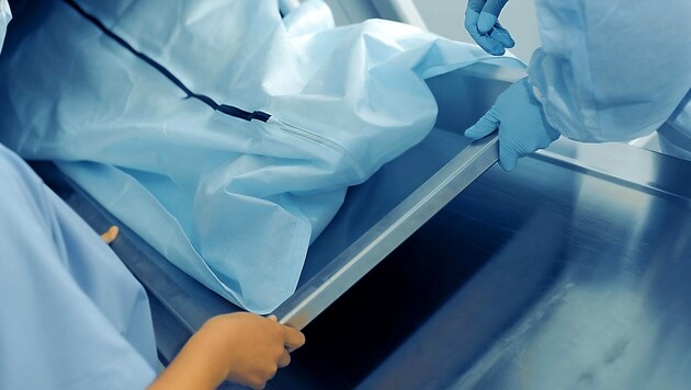 An den Leichen werden eine Autopsie und toxikologische Untersuchungen durchgeführt (Symbolbild). (Bild: stock.adobe.com)