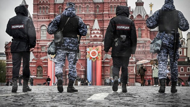 Eine typische Aufnahme aus dem Moskauer Zentrum. Die Einwohner der russischen Hauptstadt scherzen oft, dass es in der Metropole mehr Polizisten als „normale Menschen“ gibt. (Bild: APA/AFP/Alexander NEMENOV)