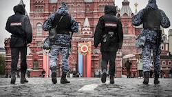 Eine typische Aufnahme aus dem Moskauer Zentrum. Die Einwohner der russischen Hauptstadt scherzen oft, dass es in der Metropole mehr Polizisten als „normale Menschen“ gibt. (Bild: APA/AFP/Alexander NEMENOV)