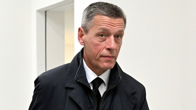 Der suspendierte Sektionschef im Justizministerium, Christian Pilnacek, am Donnerstag bei der Verhandlung der Bundesdisziplinarbehörde in Wien (Bild: APA/HELMUT FOHRINGER)