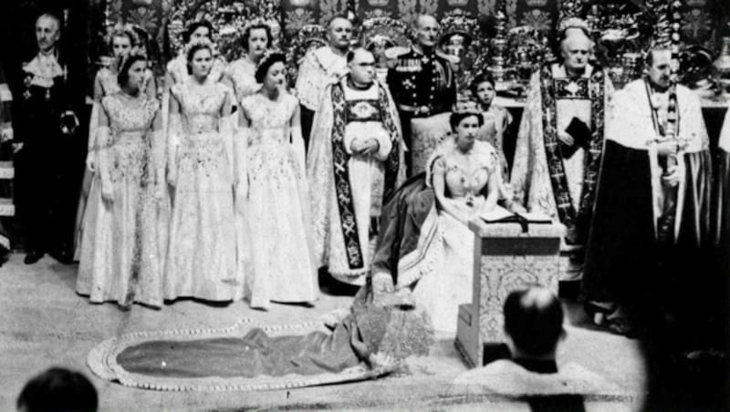 Die Queen bei ihrer Krönung im Jahr 1953 (Bild: EPA)