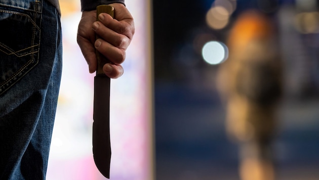 Messerattacken häufen sich in letzter Zeit (Symbolbild) (Bild: Rainer Fuhrmann - stock.adobe.co)
