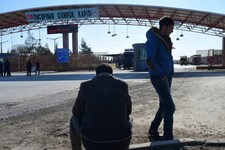 Syrische Flüchtlinge am türkischen Grenzübergang Oncupinar (Bild: AFP)