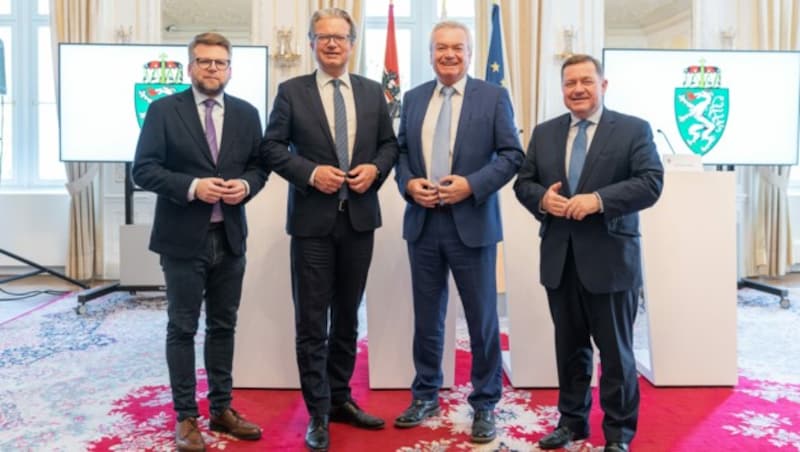 SPÖ-Klubobmann Hannes Schwarz, Landeshauptmann Christopher Drexler, LH-Stellvertreter Anton Lang und Landesrat Werner Amon (von links) (Bild: steiermark.at/binder)