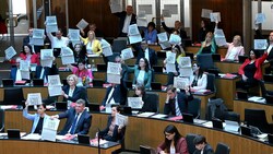 Mit Ausgaben der „Wiener Zeitung“ in den Händen protestierten die SPÖ-Abgeordneten gegen deren Einstellung als täglich erscheinende Druckzeitung. (Bild: APA/ROLAND SCHLAGER)