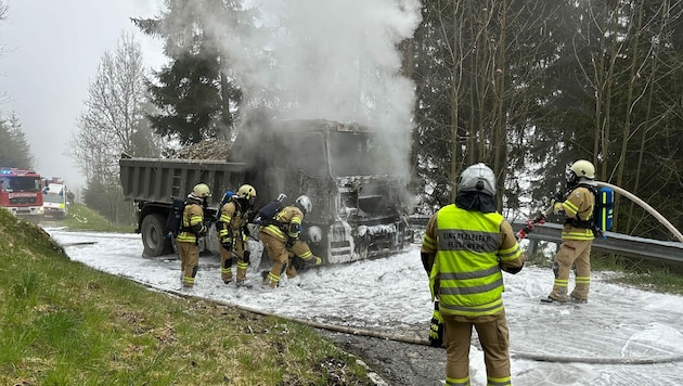 Der Lkw wurde bei dem Brand schwer beschädigt. (Bild: zoom.tirol)
