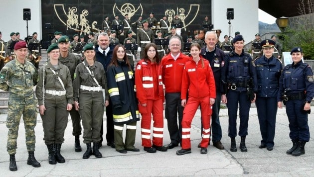 Los directivos de las organizaciones de emergencia de Carintia con compañeros comprometidos (Imagen: PUSCA Arno/Fuerzas Armadas)