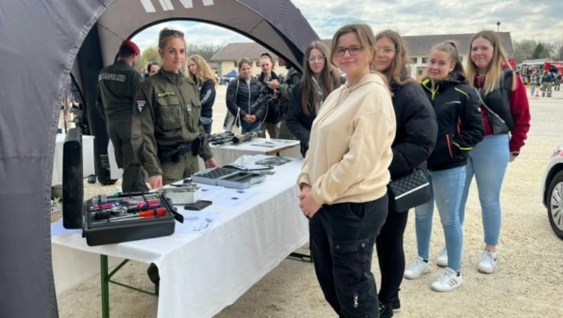 Interessierte Kärntnerinnen standen bei Militärpolizistin Katharina Scheibert sogar Schlange. (Bild: Alexander Schwab)