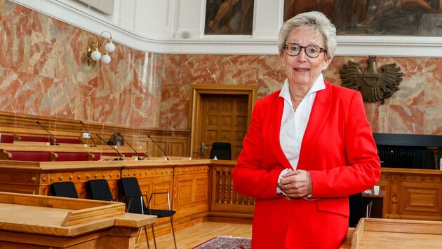 Barbara Fischer, Chefin der Staatsanwaltschaft, ein letztes Mal im Schwurgerichtssaal des Salzburger Landesgerichtes (Bild: Tschepp Markus)