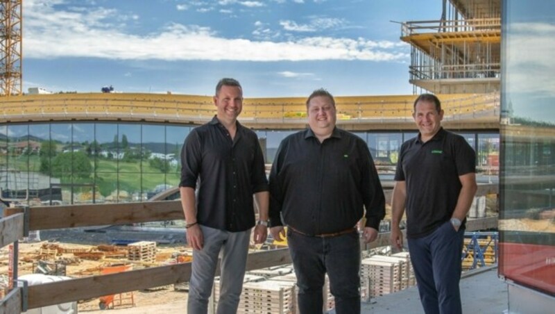 Martin Öller (l.) und Thomas Moser (r.) mit Hotel-Manager Dominik Schwarzenberger auf der Campus-Baustelle. (Bild: Loxone)