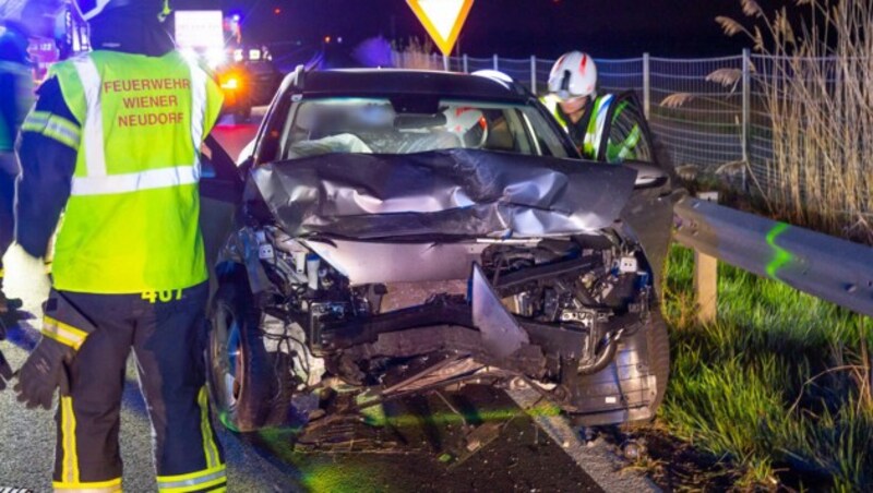 Beide Fahrzeuge wurden durch den Zusammenstoß massiv beschädigt. (Bild: FF Wiener Neudorf/Mathias SEYFERT)