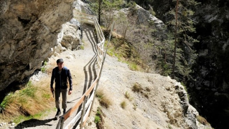 Ein Abschnitt der Tour verläuft im Hang hoch über der Schlucht. (Bild: Peter Freiberger)